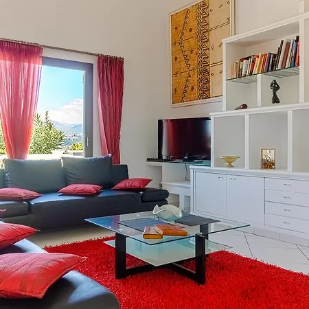 300 Sqm On Fabron Hill With Pool Hébergement de vacances *
