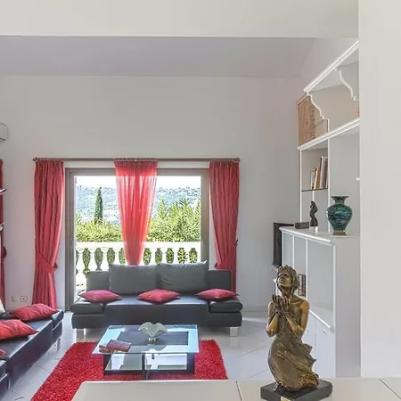 Hébergement de vacances 300 Sqm On Fabron Hill With Pool