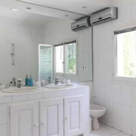 300 Sqm On Fabron Hill With Pool Hébergement de vacances *