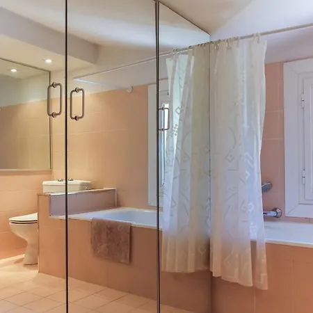 300 Sqm On Fabron Hill With Pool Hébergement de vacances Nice